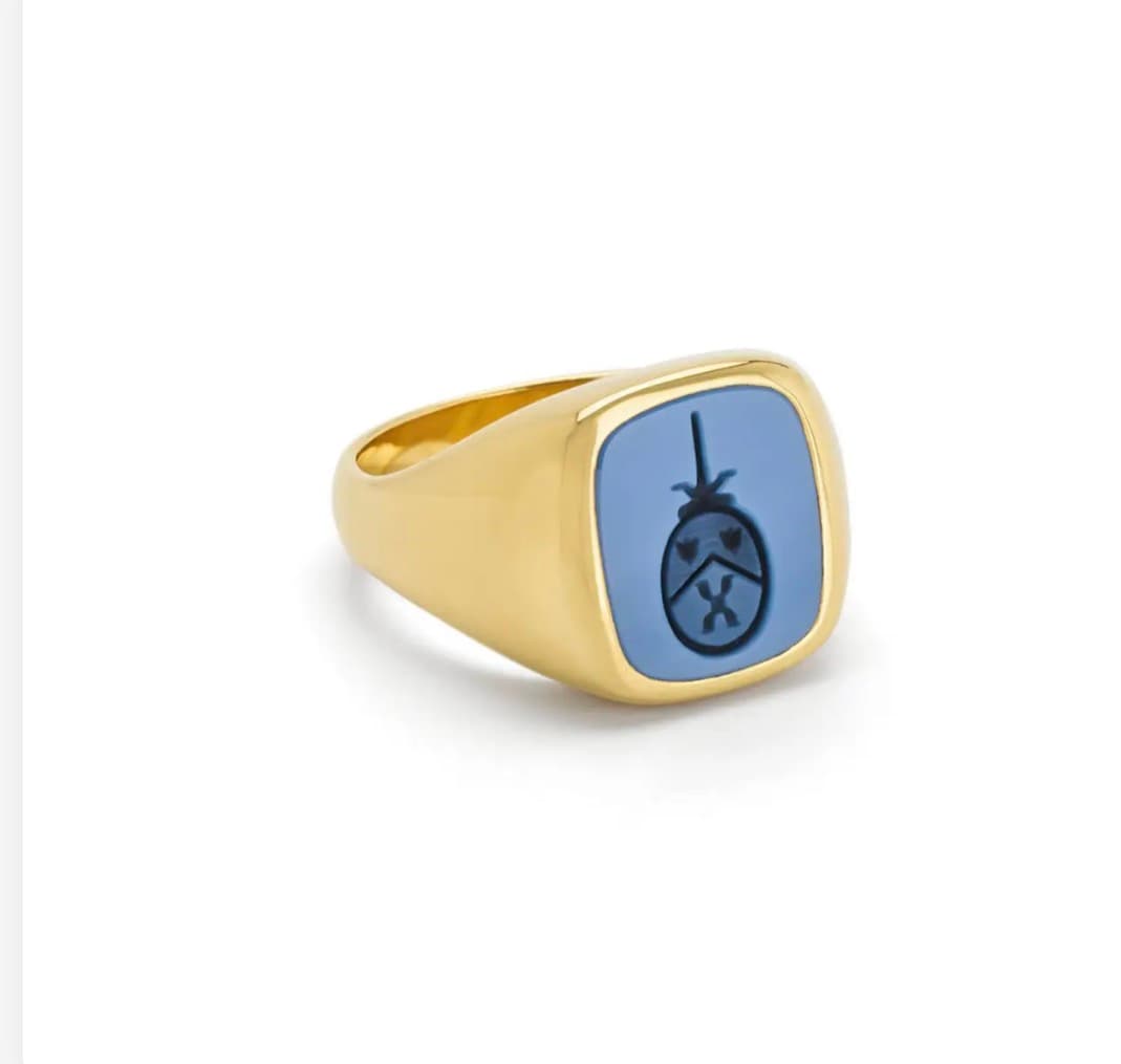 Zegelring-dames-geelgoud-classic-antiek-met-middenblauwe-lagensteen-zegelringvooru-DBHL075
